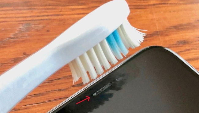 clean iphone earpiece speaker
